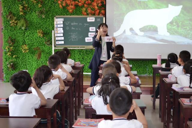 小学英语老师需要什么条件(小学英语老师工资多少一个月)