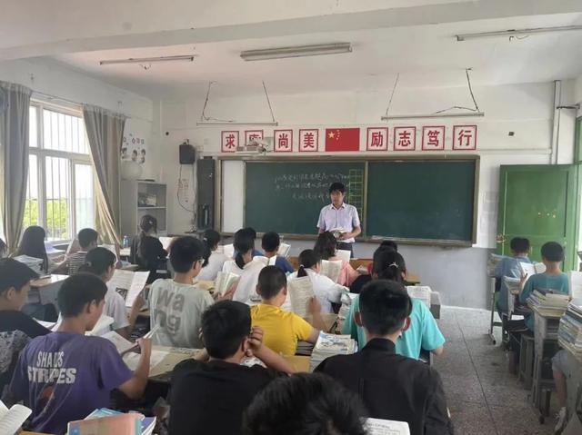 学生党员自我评价100字左右（学生党员自我评价300字）